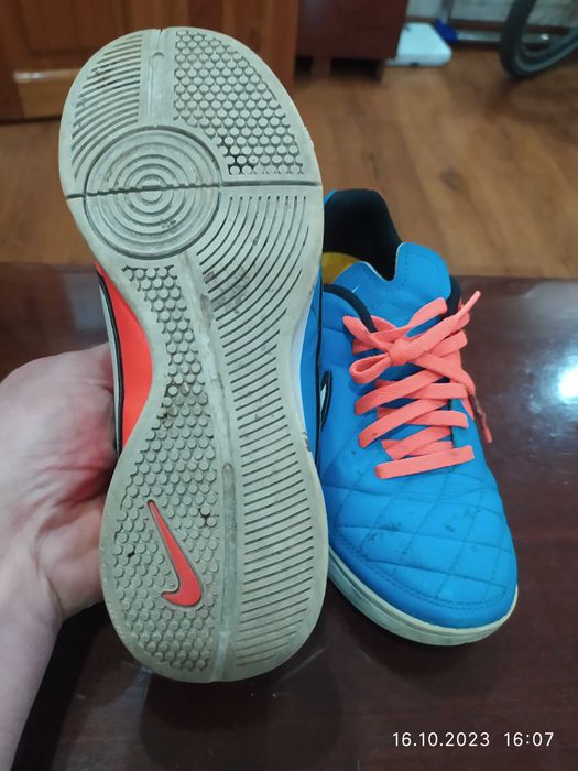 Детские Кожаные кроссовки от фирмы Nike Indonesia.В хорошем состоянии.