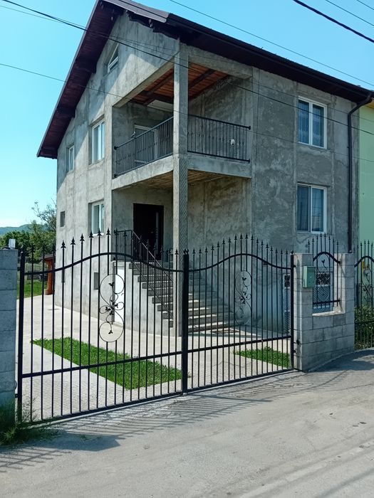 Casa si Magazin alimentar de vanza  pe strada Liviu Rebreanu