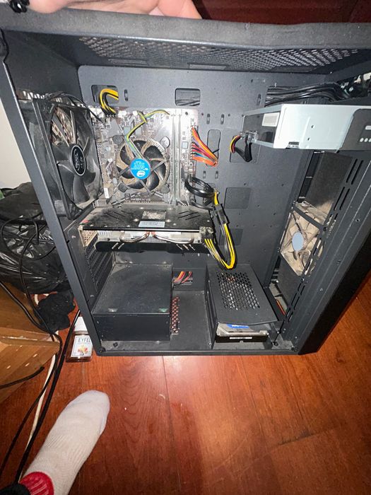 Pc de gaming cu tot cu 2 monitoare