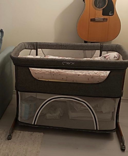Pătuț bebeluș - cu spatiu de depozitare și înălțime reglabilă