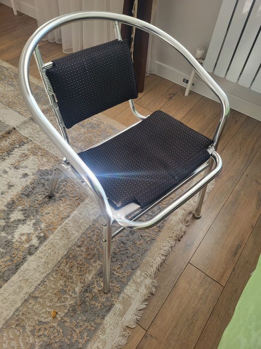 Журнальный стол и два кресла