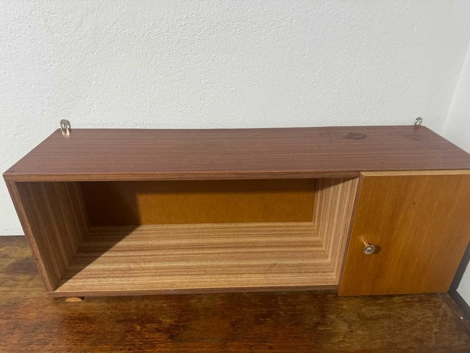 Удобные навесные полки.