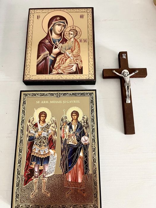 Doua icoane litografie si un crucifix pt perete