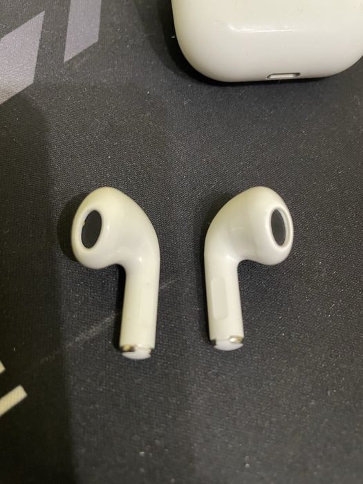 Fake Airpods 3 - леки драскотини