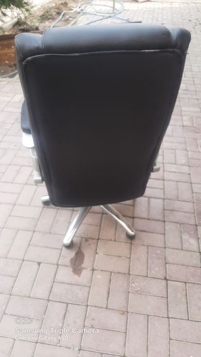 Кресло хорошее потёртое