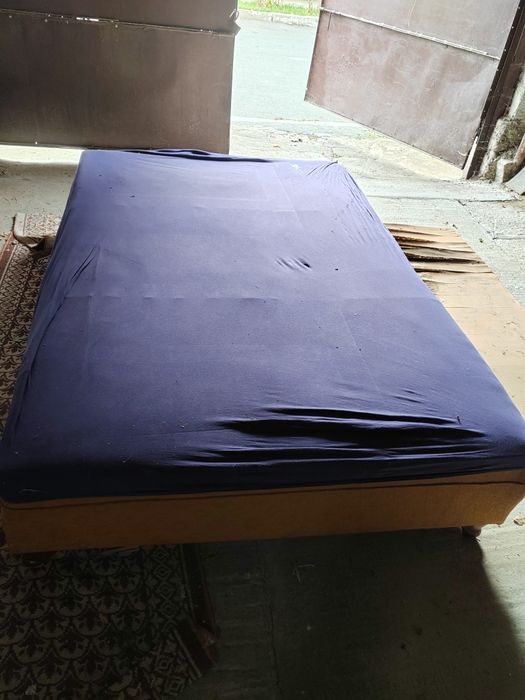 Vând pat lemn cu arcuri