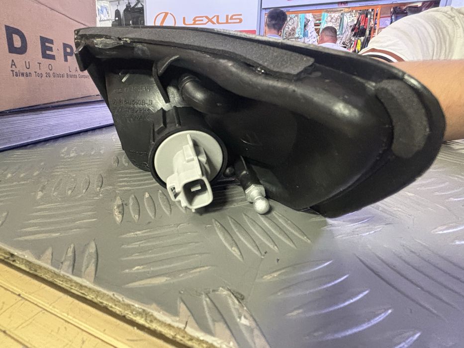 Поворотник правый мазда 626 99г