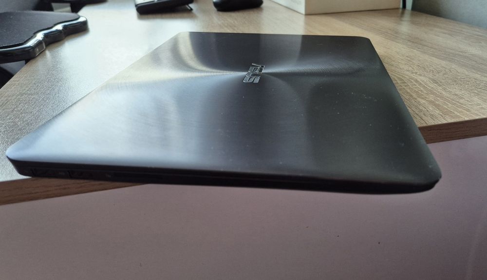 Asus Zen Book UX305 , 13 inch. Windows 10