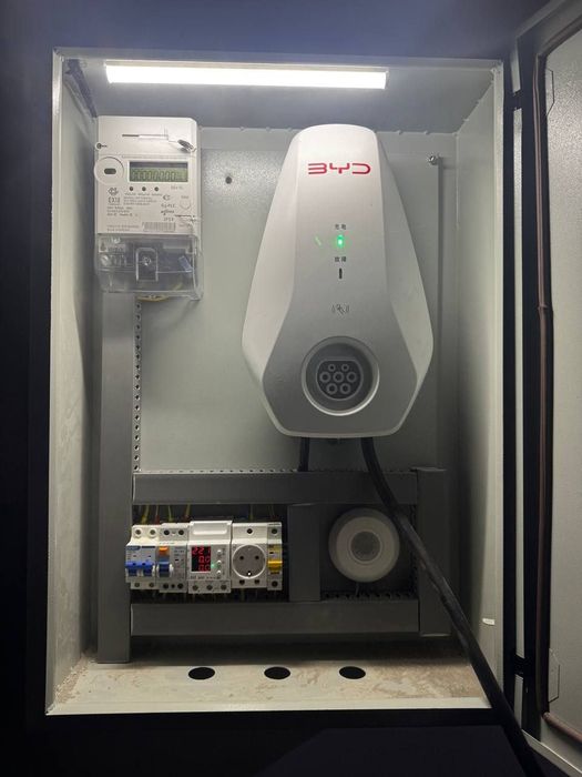 Электрик. Установка зарядные блок и станции для электромобили. Монтаж