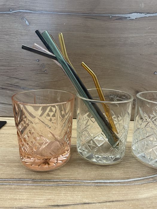 Хрустальные стаканы и трубочки