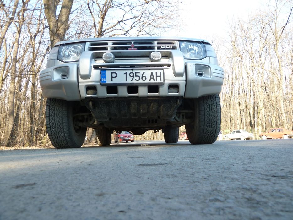 Bara fata Mitsubishi Pajero MK2 - versiunea cu aripi bombate