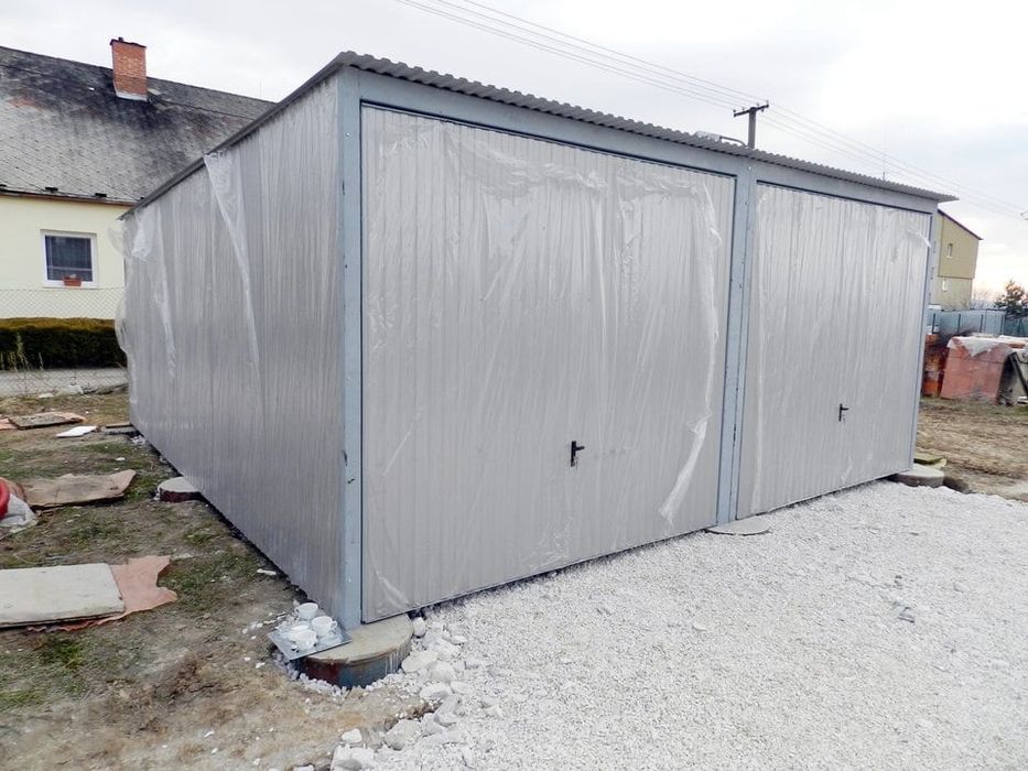Garaj metalic din panouri sandwich 4.3 x 7m