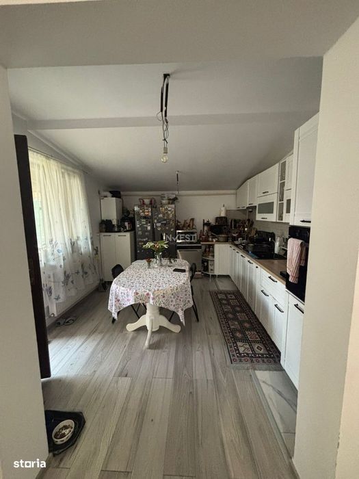 Apartament 3 camere , semidecomandat, loc de parcare si curte de 89 mp