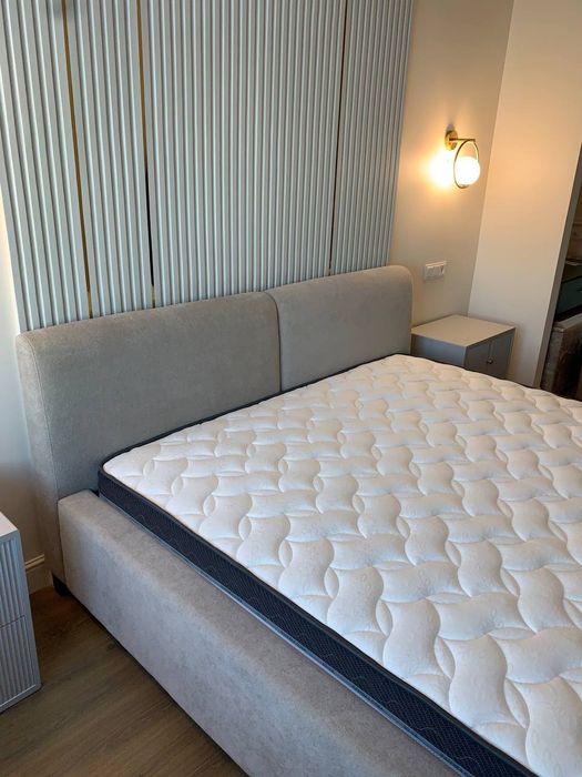 Двухспальная кровать с подъемным механизмом