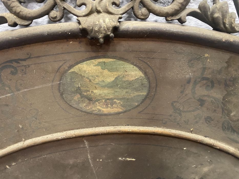 Много старо табло за легло с месингови орнаменти.