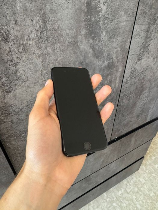 Iphone  се2020  на 128г