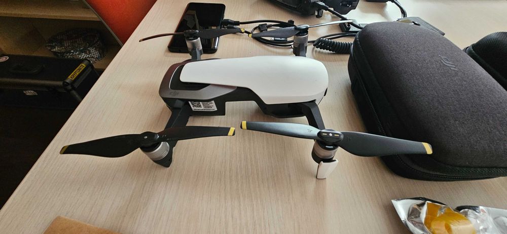 dronă MAVIC AIR nouă cu multiple accesorii