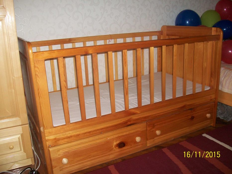 Детска кошара с две чекмеджета от чам + детски матрак