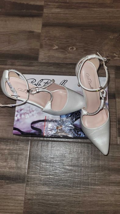 Офицялни бели обувки