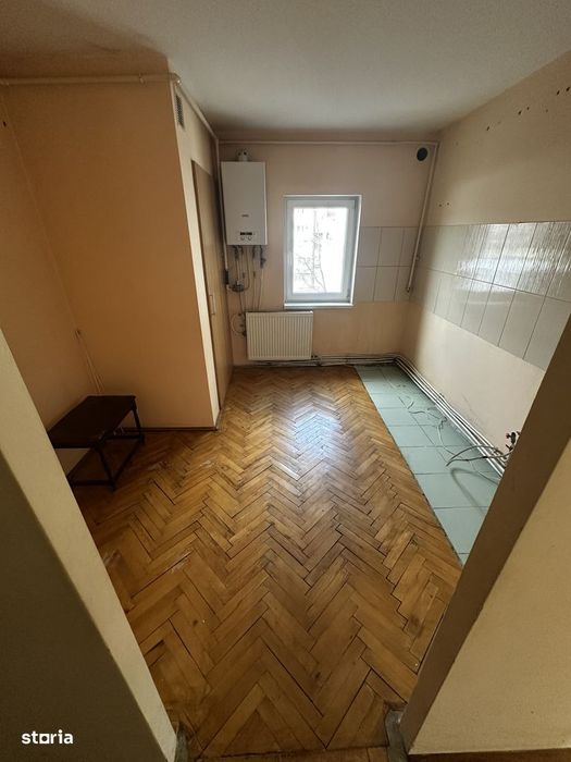 Apartament cu 4 camere de vanzare,etaj intermediar,str. Ec. Teodoroiu