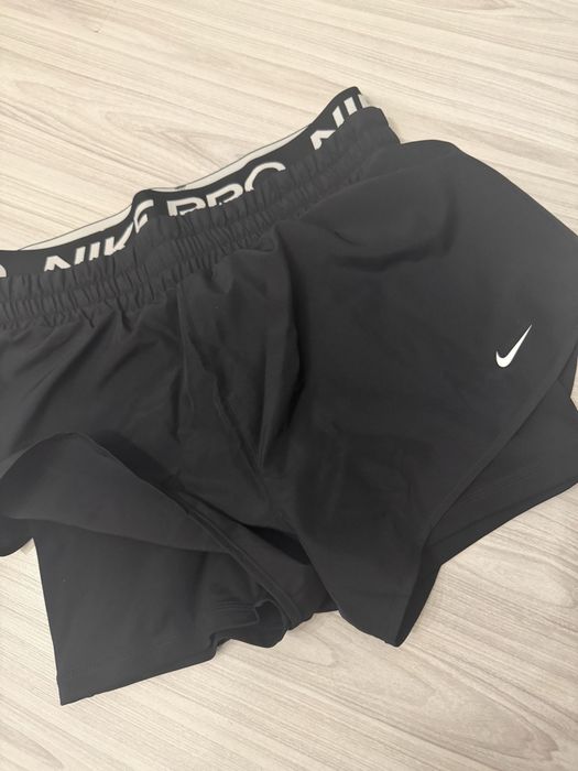 Дамски къси панталони Nike с клин