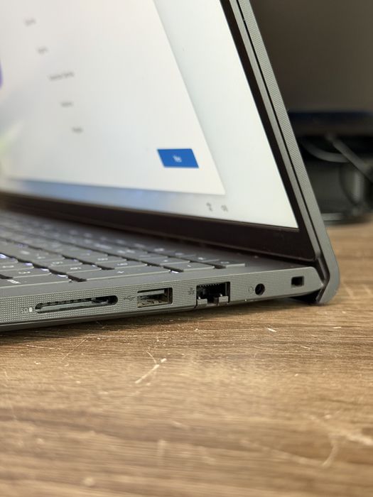 Dell Vostro 3515 Ryzen 7 / 512GB SSD / Отлично състояние