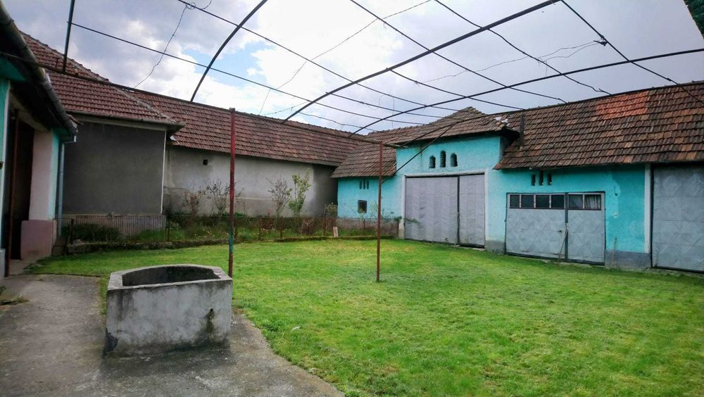 Casa de vanzare intravilan - curte si gradina