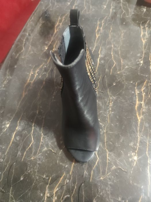 Botine decupate in fata