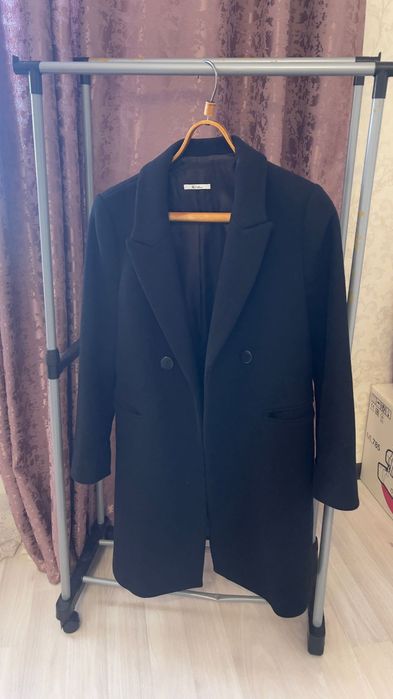 Продается жилетка и пальто