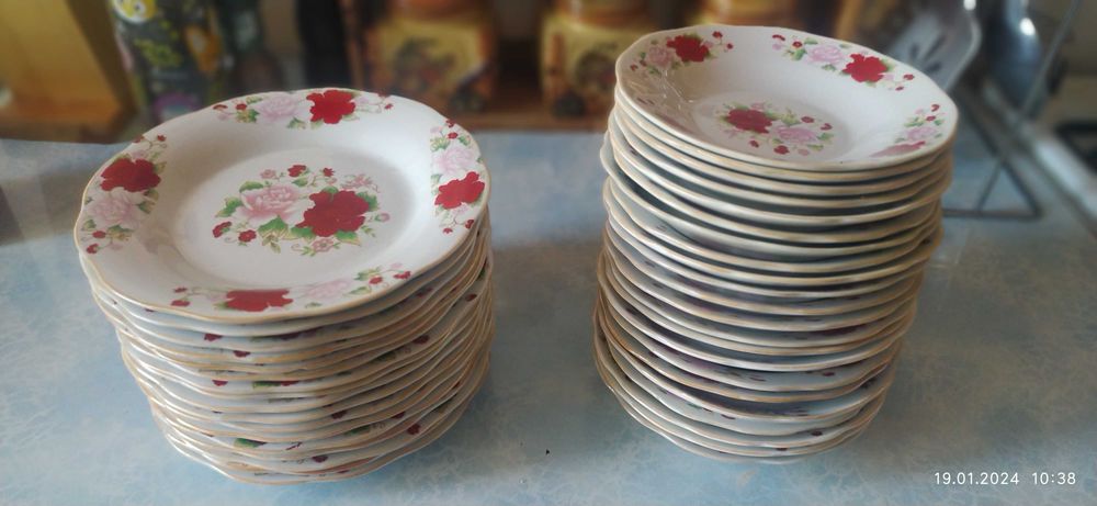 Б/у посуда: тарелки, ложки и вилки