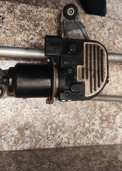 Механизъм с мотор на предни чистачки за VW Passat B6