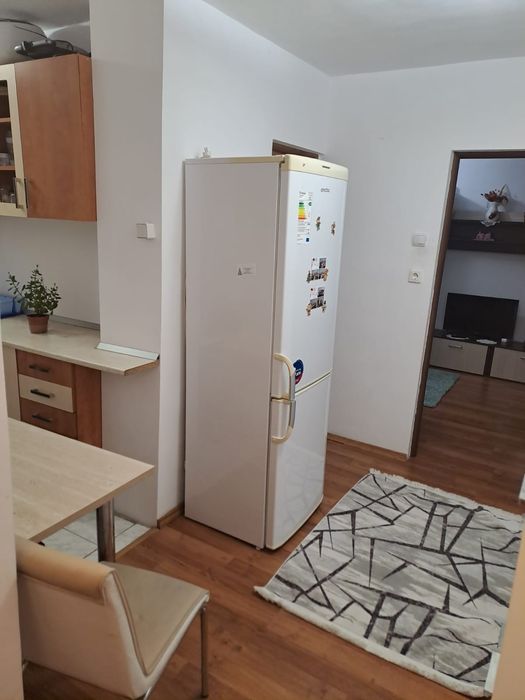 Apartament cu trei camere de inchiriat.