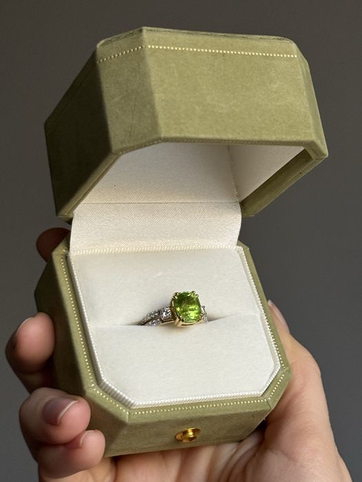 Кольцо с редким Перидотом и бриллиантами