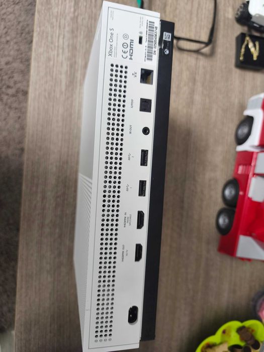 consola Xbox One S 500gb + controller wireless proveniență Anglia