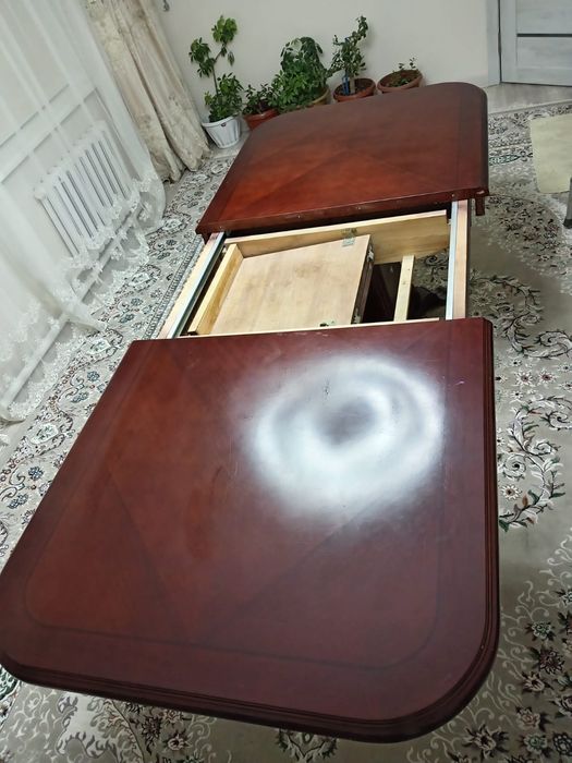 Стол для гостинной