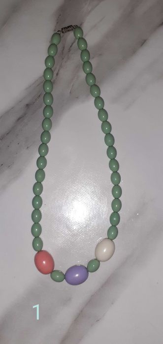 Бусы разнообразного стиля и заколка