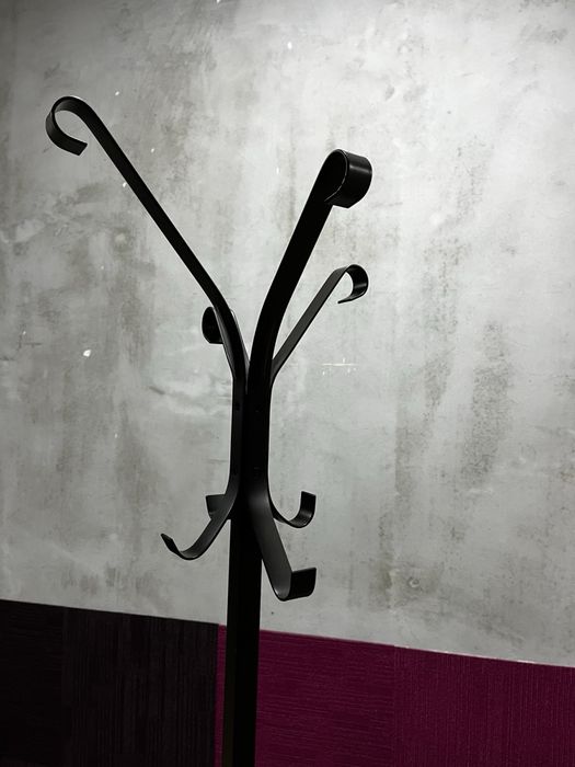 закачалка за дрехи, закачалките са 2 бр високи и една ниска, кафяви