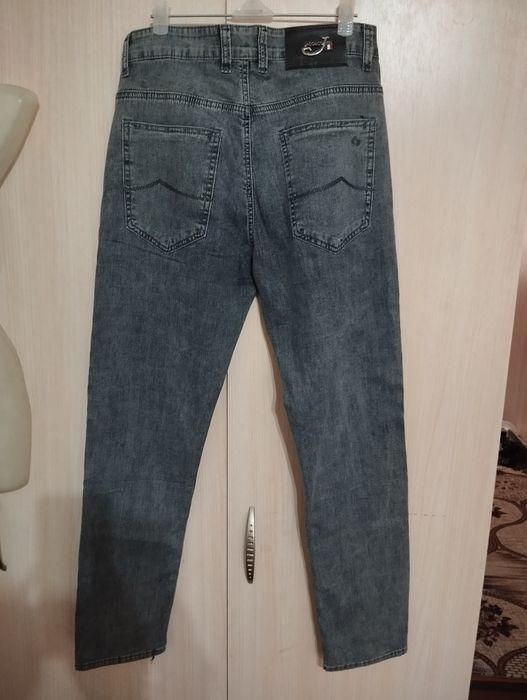 Продам на мальчика джинсы