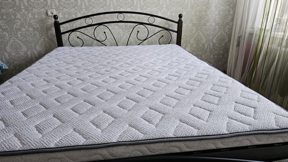 Продам кровать с ортопедическим матрасом