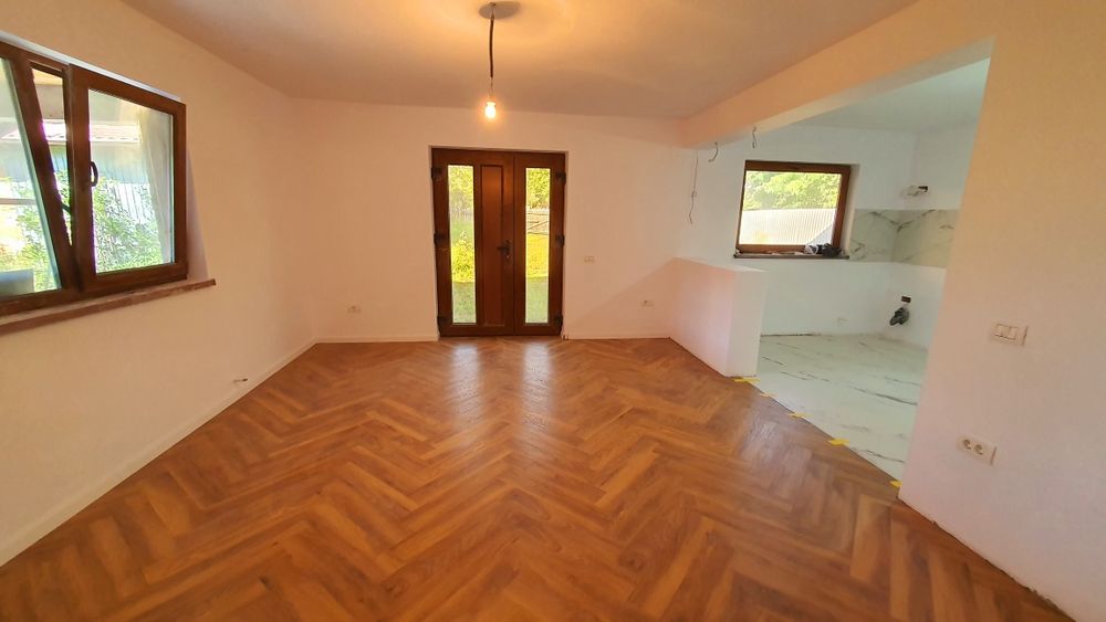 Vând casă nouă din cărămidă.