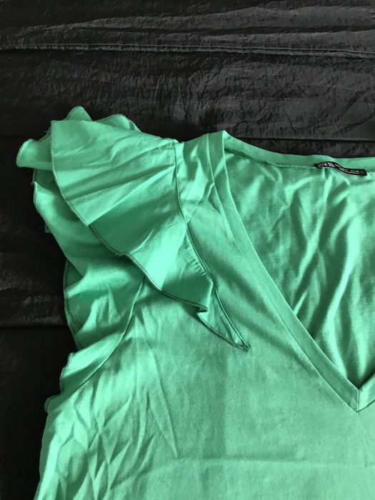 Tricou Zara, L, decolteu adanc in forma de V, maneci cu volanase