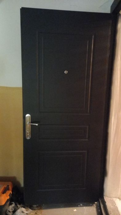 Обшивка железных дверей