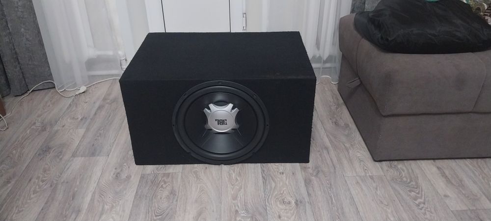 Продаю сабвуфер jbl