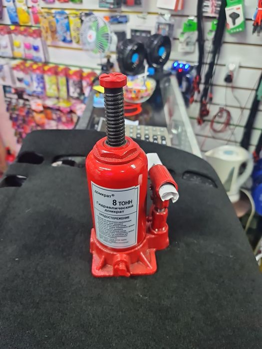 Домкраты разных тонажей.