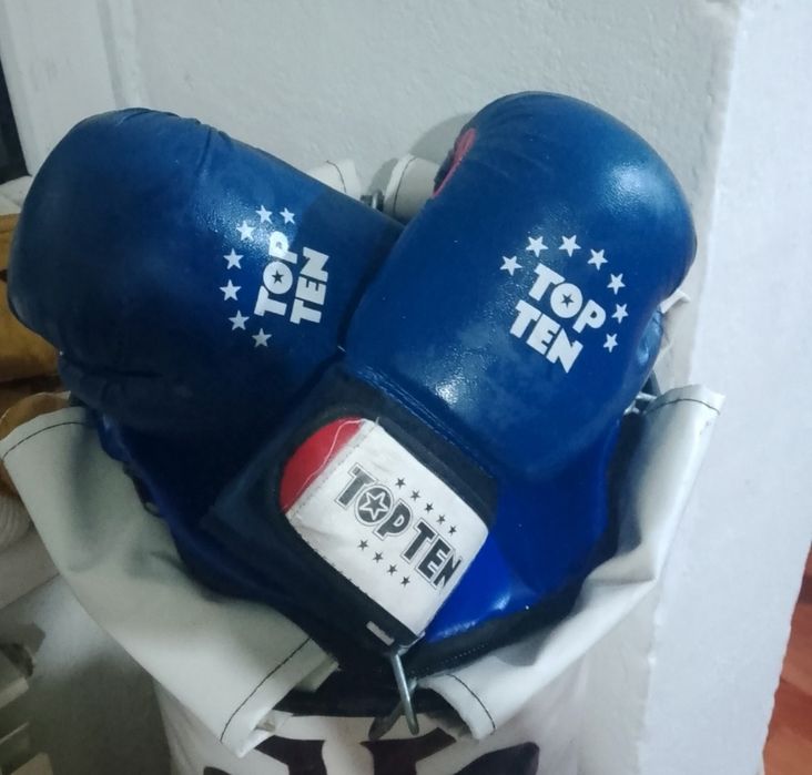 Груша и перчатки