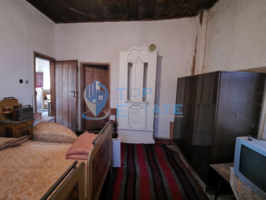 Двуетажна къща с шест стаи и вътрешна баня с тоалетна в село Беброво