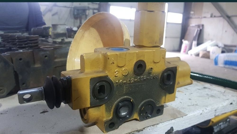 Distribuitor caterpillar felii