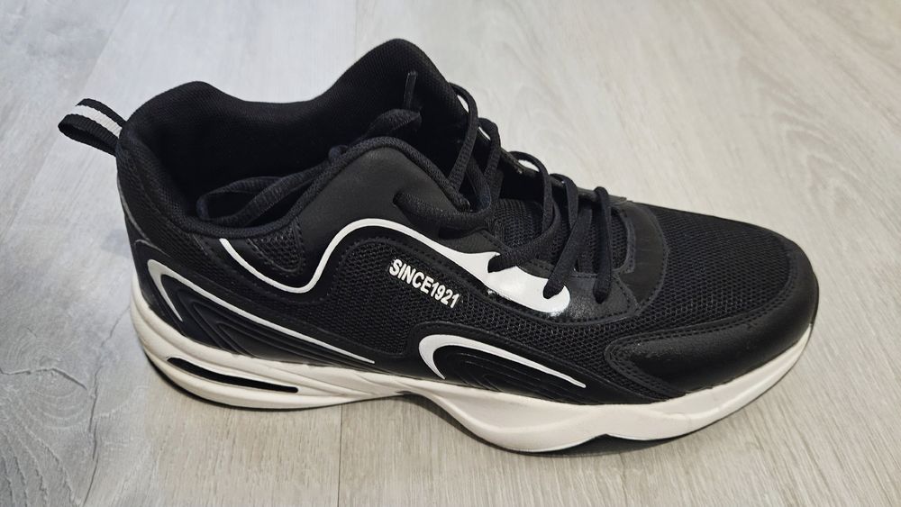 2 пары новых кроссовок