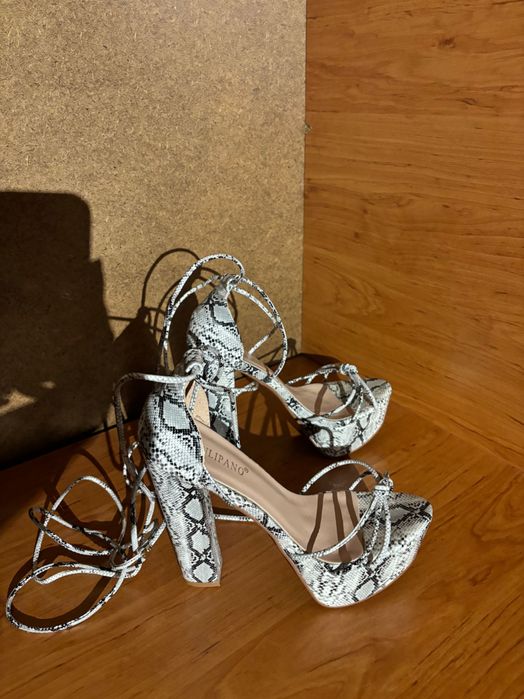 Сандали на дебел висок ток с каишки по крака