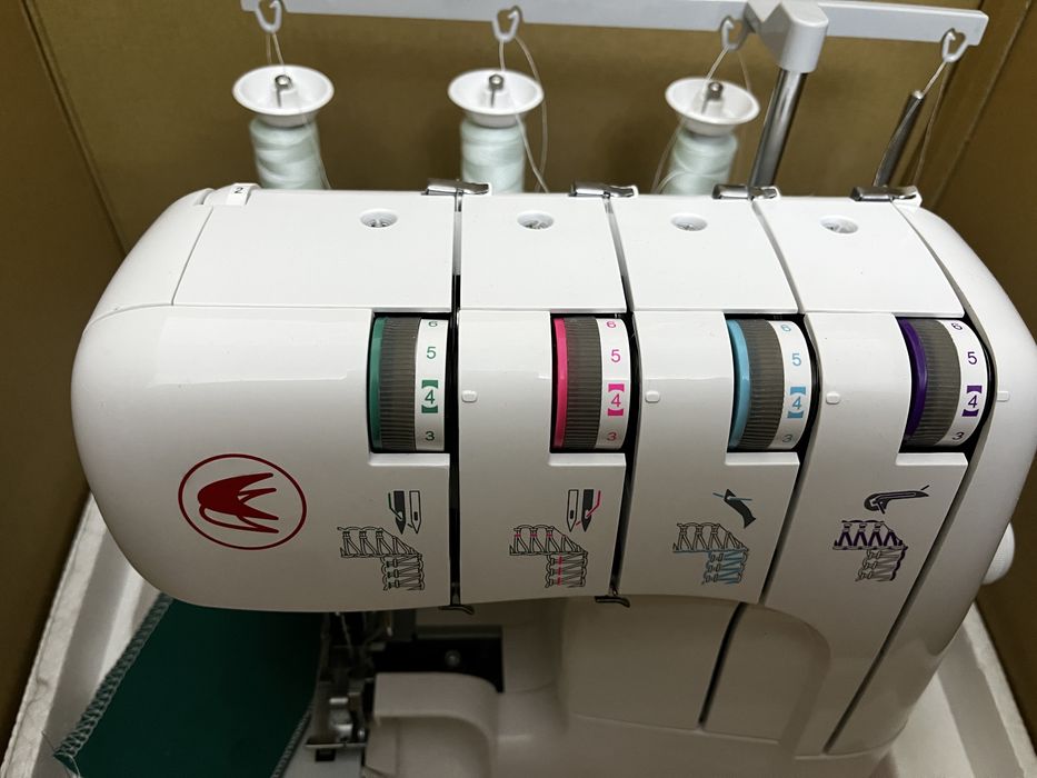 Оверлок Chayka Чайка 649 белый